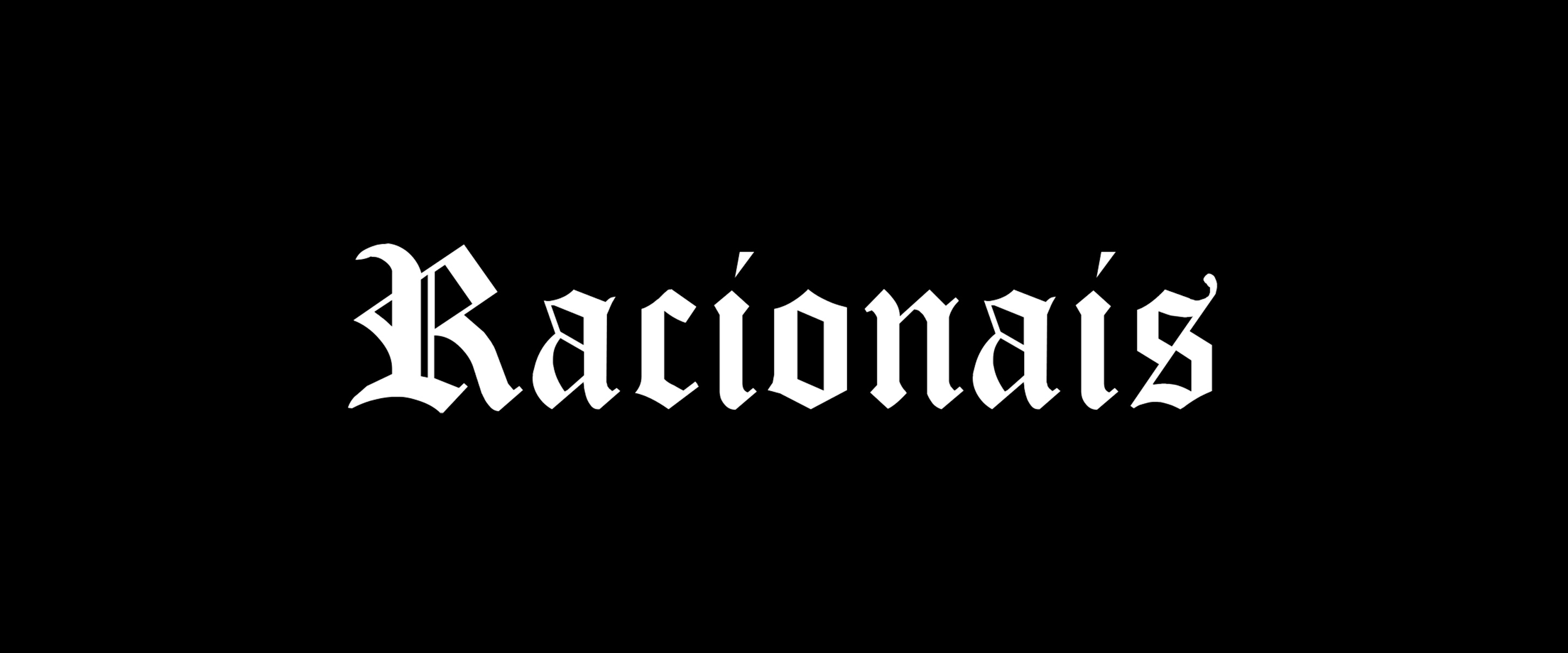 Grupo Racionais MC's em apresentação ao vivo com integrantes em palco sob luzes dramáticas, vestindo roupas escuras e com microfones, representando o hip-hop brasileiro com temas sociais